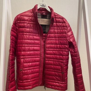 Burberry jacka  - Fint skick, lite trög dragskjedja. Självklart ÄKTA. Kan gå ner i pris vid snabb affär!