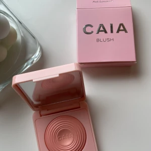 CAIA blush!!! - Ett jättefint blush från CAIA i nyansen ”Pink Lemonade”. 💞 Produkten är endast öppnad en gång, och är helt oanvänd. Säljer pga att jag har dubletter. ☺️ Nypris 265kr, mitt pris: 180kr 🫶🏼