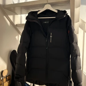 Sail Racing Jacka - Säljer nu min vinter jacka som är från Sail Racing, funkar jätte bra håller värmen vädligt bra! Inga tecken på användning, inga märken eller så!  Kan gå ner i pris vid snabbaffär!