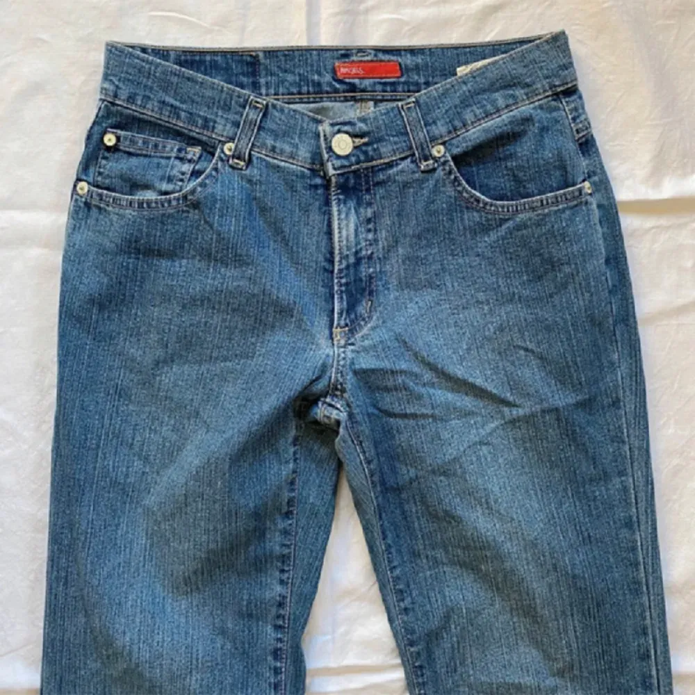 Superfina jeans från märket Angel i bra skick utan defekter☺️Går att bära både low- och midwaist. Har nyligen lagt upp massor!! av nya kläder i liknande stil som denna outfit på min profil, alla bundles ger rabatt så in o kika!:). Jeans & Byxor.