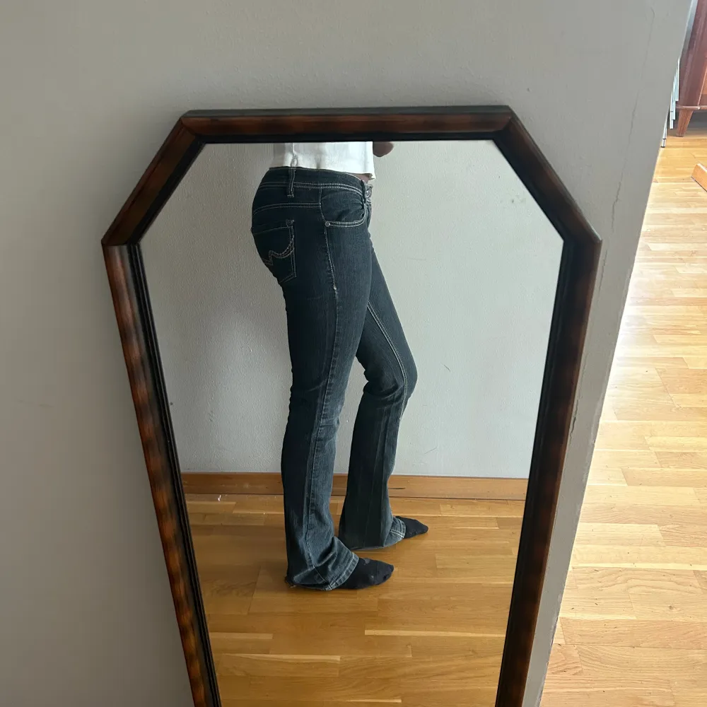 Lågmidjade mörkblå bootcut jeans . Jeans & Byxor.