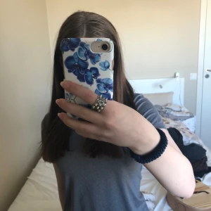 Super snygg tränings tröja - Tränings T-shirt från H&M i storlek 146 men passar som Xs. Använd 2 gånger eftersom att färgen inte passade mig.