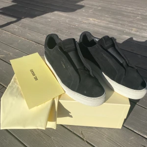 Axel arigato skor - Axel arigato skor i modellen clean 360 laceless, storlek 44.  Ganska använda men fortfarande i ett bra skick. Köpta från arigatos egna hemsida och man får med allt exempel skolåda och dustbag Nypris 2500 säljer för 1000kr 