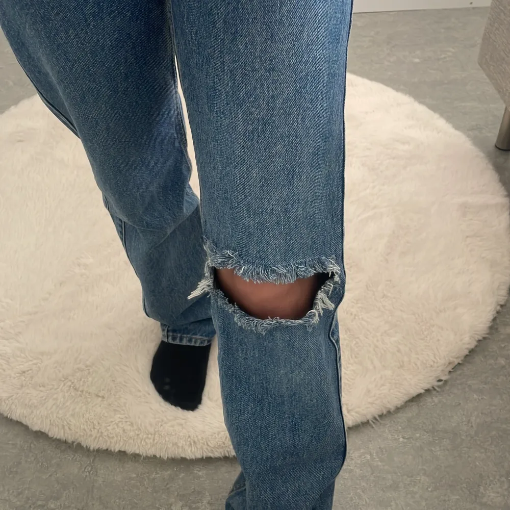 Blåa jeans från weekday i stl 24/32. Har gjort hålet på ena knät själv. Jeansen är i fint skick!❣️. Jeans & Byxor.