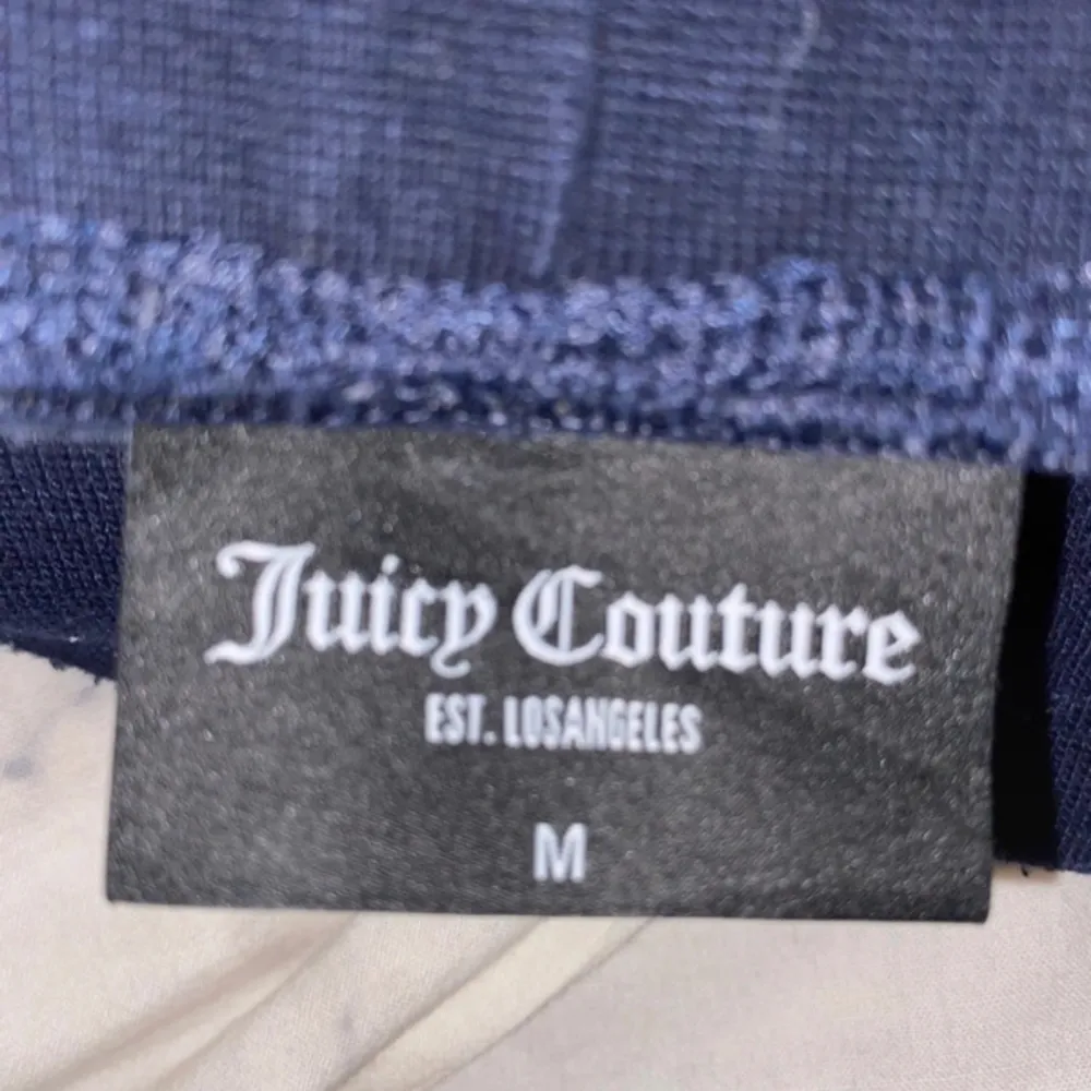 Säljer dessa juicy byxor i mörkblå!🥰. Jeans & Byxor.