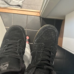 Nike sb dubk black - Svarta sb dunk som är köpte second place.  Storlek 44 us 10. Sitter jätte skönt men kommer aldrig till användning. Helt skadefria skor men bara smutsiga som kan gå bort med lite scrub. Hör av dig om intresserad. Äkta såklart. Box kommer med också