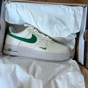 Air force 1 anniversary grön och vit - Helt nya, aldrig använt. Lådan kommer med på köpet.