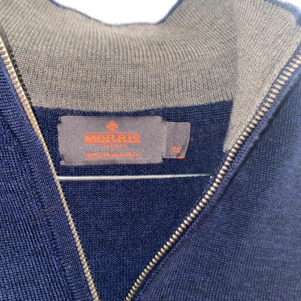Mörkblå Morris half zip tröja i väldigt bra skick nypris ligger runt 1600 100 procent merino ull. Tröjor & Koftor.