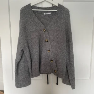 Stickad tröja  - Stickad tröja från NA-KD. Liknar en kofta men är en tröja. Använd ett fåtal gånger