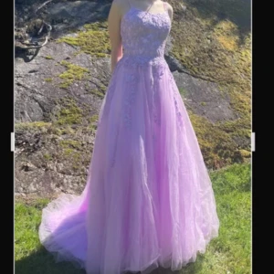 Balklänning - Oanvänd balklänning stl 6 (34-36) Färg: Lila / rosa / lavendel A-linjeformig med lite släp Prinsessdröm med en kjol i flera lager Snörning i ryggen för att ge en bra passform Blev för lång för mig, passar säkert någon som är ca 170cm lång el längre.