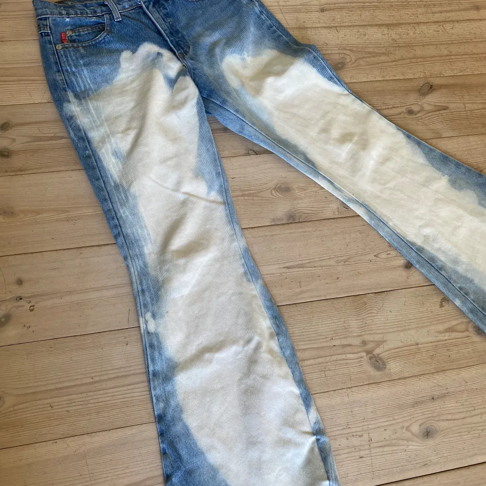 Skit snygga utsvängda jeans men tyvärr för små för mig! . Jeans & Byxor.