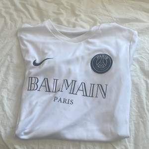 Säljer nu denna vita psg tröjan som jag har haft ett år nu ungefär. Tröjan är köpt i psg egna butik. Tröjan är i bra skick och är perferk nu till sommaren. Bara att höra av er vid eventuella frågor, priset är inte hugget i sten!