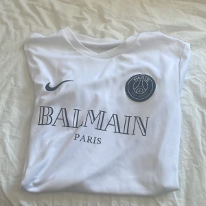 Psg Balmain tröja vit - Säljer nu denna vita psg tröjan som jag har haft ett år nu ungefär. Tröjan är köpt i psg egna butik. Tröjan är i bra skick och är perferk nu till sommaren. Bara att höra av er vid eventuella frågor, priset är inte hugget i sten!