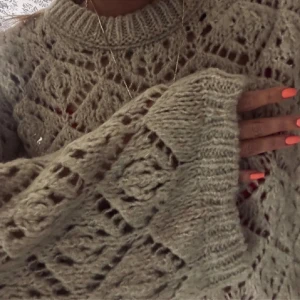 Beige Zara tröja - Säljer min beiga Zara tröja med snygga detaljer då jag inte använder den längre. Använd ett fåtalet gånger men är i super skick, inga defekter alls💕