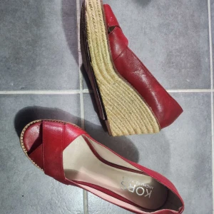 Michael kros sandaler!  - Michael kros sandaler, röda. Klackar. Bra skick. 