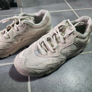 Helt nya new balance!  - Helt nya. Aldrig använt. Milky färg. Passar till allt. Sköna och bekväma! 