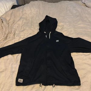 SWEET SKTBS Tyg jacka tunn - Tunn tygjacka fint skick Väldigt stor i storlek är Small men passar medium 