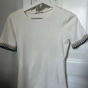 Vit t-shirt med detaljer från zara!💗 - Supersöt t-shirt med fina detaljer ifrån zara i storlek M men sitter mer som en S tycker jag! Köpte för 199 men säljer för 75 💓