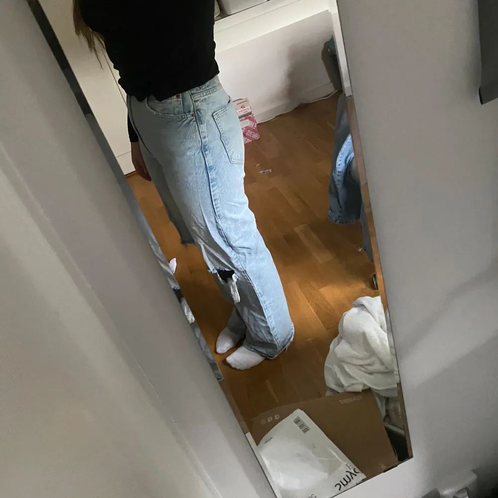 Ett par högmidjade jeans från Gina Trico i storlek 38. Efter en omgång strykning blir det säkert perfekta! Annars finns det inga andra defekter, förutom mindre slitage vid slutet av byxan ( vilket också skulle kunna vara en del av modellen). Jeans & Byxor.