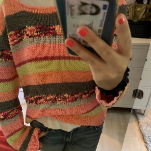 Stickad - Söt och rolig stickad tröja som man kan ha över en kjol! 