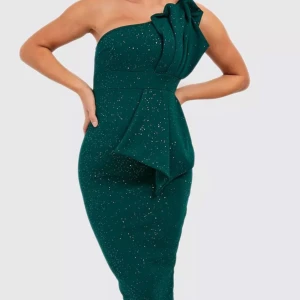 One shoulder pleat dress petite - Den är helt ny och aldrig använd (lappen sitter kvar). Jag säkjer den på grund av att jag råkade beställa den i petite och eftersom jag är lång blev den väldigt kort. Passar perfekt för någon mellan 150-160. Storleken är EUR 36. 