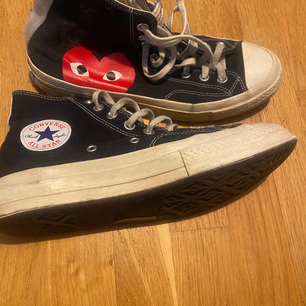 Comme des Garçons x Converse skor. Ganska bra skick. Säljer för det har blivit för små så jag kan inte ha bilder med skorna på tyvärr med det ser as snygga på.. Skor.