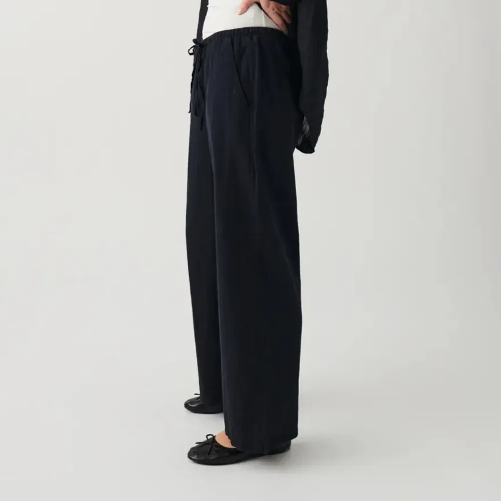 Svarta linnebyxor från Gina Tricot. Säljer för att dom tyvärr blivit för korta (är ca 172cm). Använda ca 2/3 gånger så är precis som nya! Pris kan diskuteras 💗. Jeans & Byxor.
