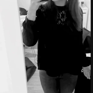 Svart blus med spets - Skit snygg blus med spets detalj, sparsamt använd. Inga defekter!💕