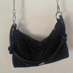 väska  - Skit snygg väska, köpt från SHEIN. Bra skick förutom att kedjan har rostat lite. Nypris runt 150 kr. Man rymmer hur mycket som helst i den och den har ett litet fack därinne där jag har mina kort.