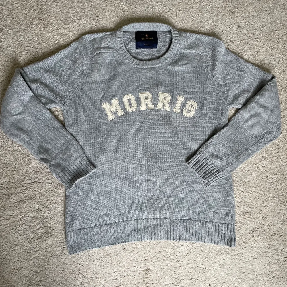 Tjena, säljer en mycket fin stickad tröja från Morris. Den är använd men väl omhändertagen. Storleken är S.  Pris kan sänkas vid snabbaffär! Har du fler frågor eller funderingar finns jag i DM! Mvh CVB Closet. Stickat.