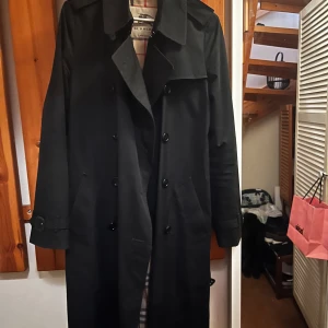Burberry trenchcoat  - Köpt av en annan säljare, var tyvärr för liten på mig. Köpt på NK, har inget kvitto därav lågt pris. Ny pris ligger på strax över 20.000kr, kan tänka mig att gå ner en tusenlapp vid snabbaffär.   Den är liten i storlek, skulle säga