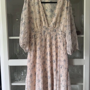Sommarklänning från Nelly - Fin ljus rosa/beige klänning från Nelly Eve storlek 40