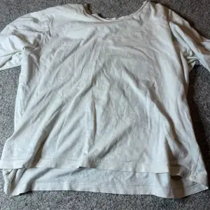 Vanlig vit t-shirt, knappt använd, inga defekter, enbart skrynklig 