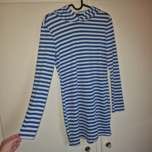 Klänning - Super fin långärmad klänning med en stor luva, aldrig använd.