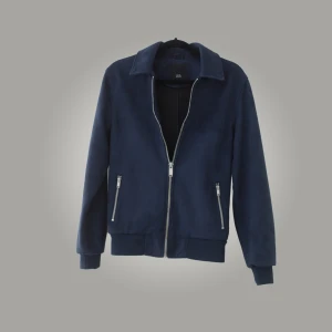 Suede Overshirt - Riktiiigt unik overshirt med suede liknande tyg!! Skick 9/10 knappt använd. Märket är river island, köpt för 700 ungefär. Säljer för att jag inte använder längre, skriv vid funderingar eller för fitcheck 🤝