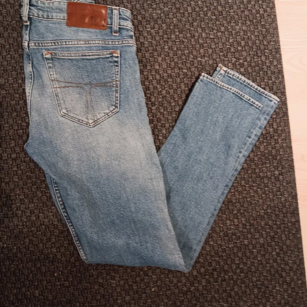 Tiger of Sweden jeans. Nypris ca 1600 kr, mitt pris 399 kr. Skicket är 9/10. Passformen är straight men sitter som slim och storleken är 31/34.. Jeans & Byxor.