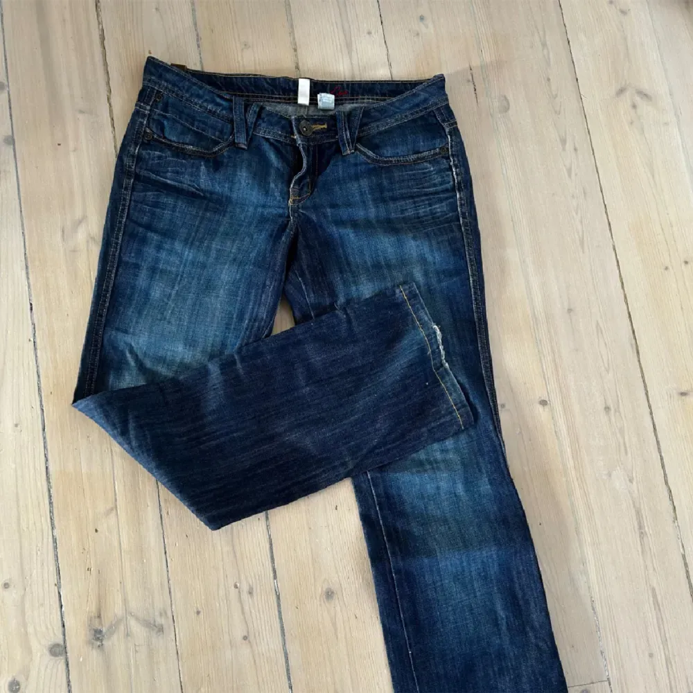 Ja Har inga bilder på!! Super snygga lågmidjade bootcut jeans som tyvärr ej passa mig därav säljer jag❤️  Mått: Midjemått: 38cm Ben från midja/gren/vidd nedtill: 94/74/21. Jeans & Byxor.