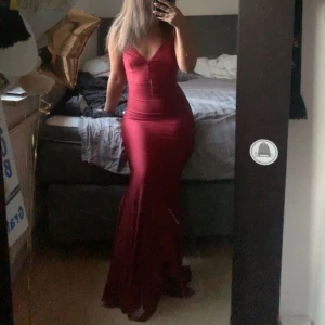 Röd balklänning  - Säljer dennna balklänningen som är endast använd 1 gång ❤️