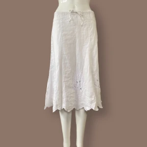 Kjol i 100% linne  - I fint skick, från H&M. 100% linne. Storlek 36. Dockan använder storlek XS.