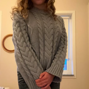 Tjock stickad tröja  - Så himla gosig stickad tröja som aldrig kommer till användning. I princip i nyskick och väldigt skönt material. 