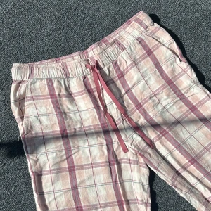 Pyjamasbyxor - Innerbenslängden: 68 midja: 35 Köpta för 399kr tror jag, sparsamt använda men har flera liknande🫶
