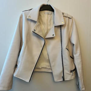 Skinnjacka - Oanvänd skinnjacka i fint material! Passar till det mesta. Köpte den på mango i Göteborg. Ny pris var 600kr.