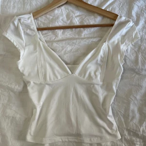 Vit somrig topp - Jättesöt v-ringad topp med fin rygg. Perfekt för i sommar!!  Köparen betalar frakt 💓