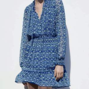 Säljer denna populära klänning från zara! Använd Max 3ggr så i superfint skick:) 