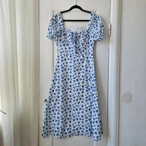 Klänning  - Klänning som är perfekt till sommaren! Har använt den en gång. Dragkedja finns i sidan och en slits vid benet! 