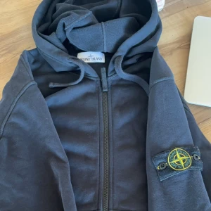 Stone island Hoodie - Säljer min Stone island zip up hoodie som är köpt i vintras, säljer då den inte riktigt sitter så bra på mig. Kom dm för frågor!