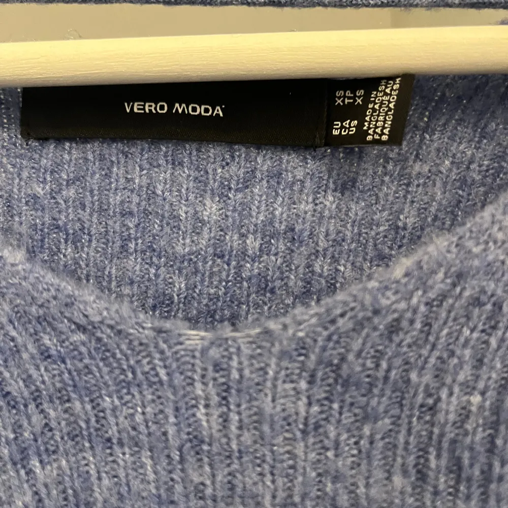 Knappt använd blå stickad tröja från vero Moda i storlek XS. Stickat.