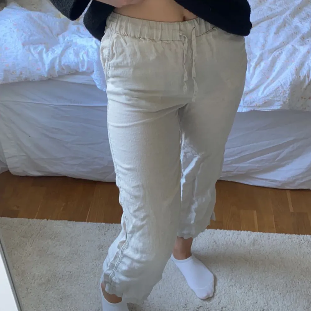 Jättefina linnebyxor i beige från Arket. Säljer då dom är lite för korta för mig (172 cm). I väldigt bra skick. Jeans & Byxor.