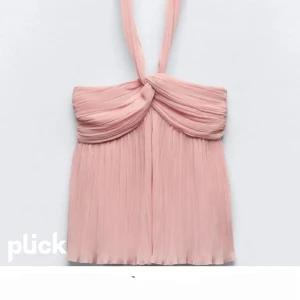 Zara topp - Säljer denna superfina rosa topp ! Ursprungligen ifrån zara me  köpt här på plick. Säljer då den är för liten💕 Bara att skriva vid funderingar eller fler bilder 💗 Storlek S (passar xs också) och aldrig använd💞 Kom gärna med prisförslag!