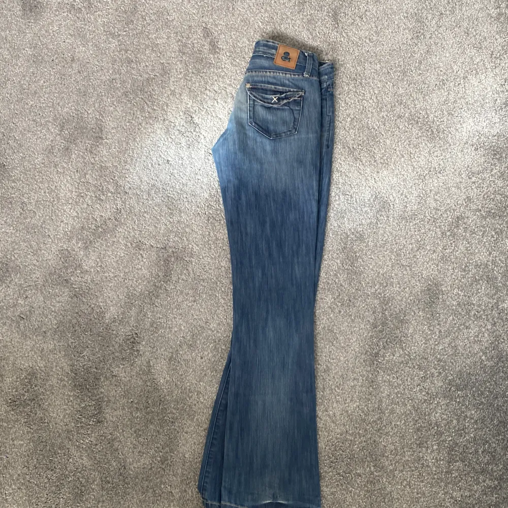 Blåa lågmidjade jeans från & star (H&M, vintage) Fint skick! Strl: W:26 L:32. Jeans & Byxor.